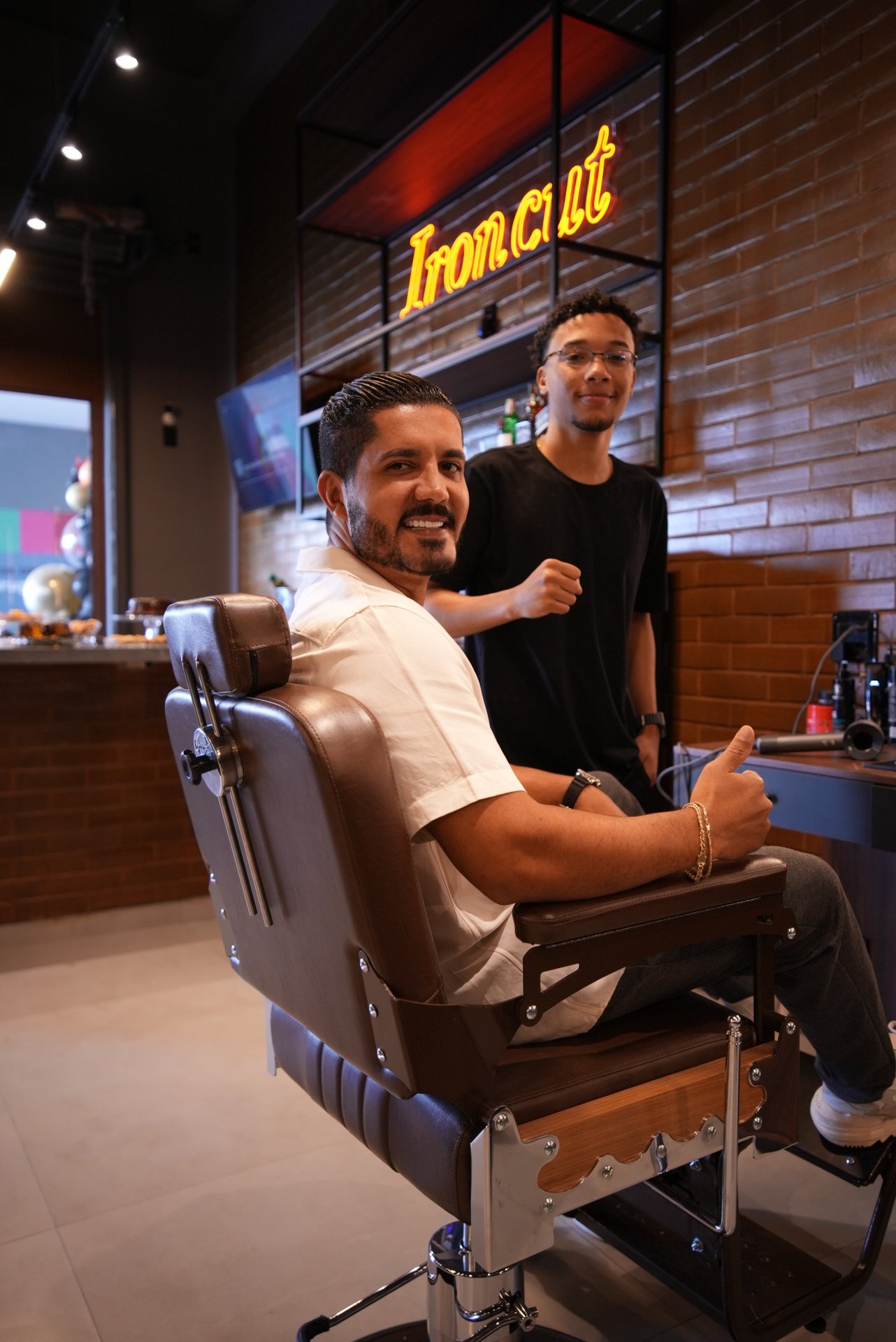 Cliente e barbeiro na unidade Iron Cut
