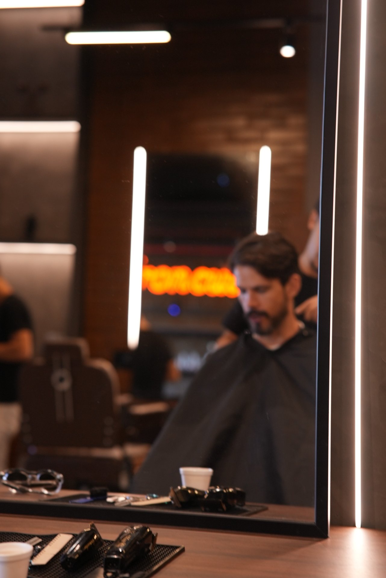 Cliente durante atendimento em frente ao espelho da Iron Cut