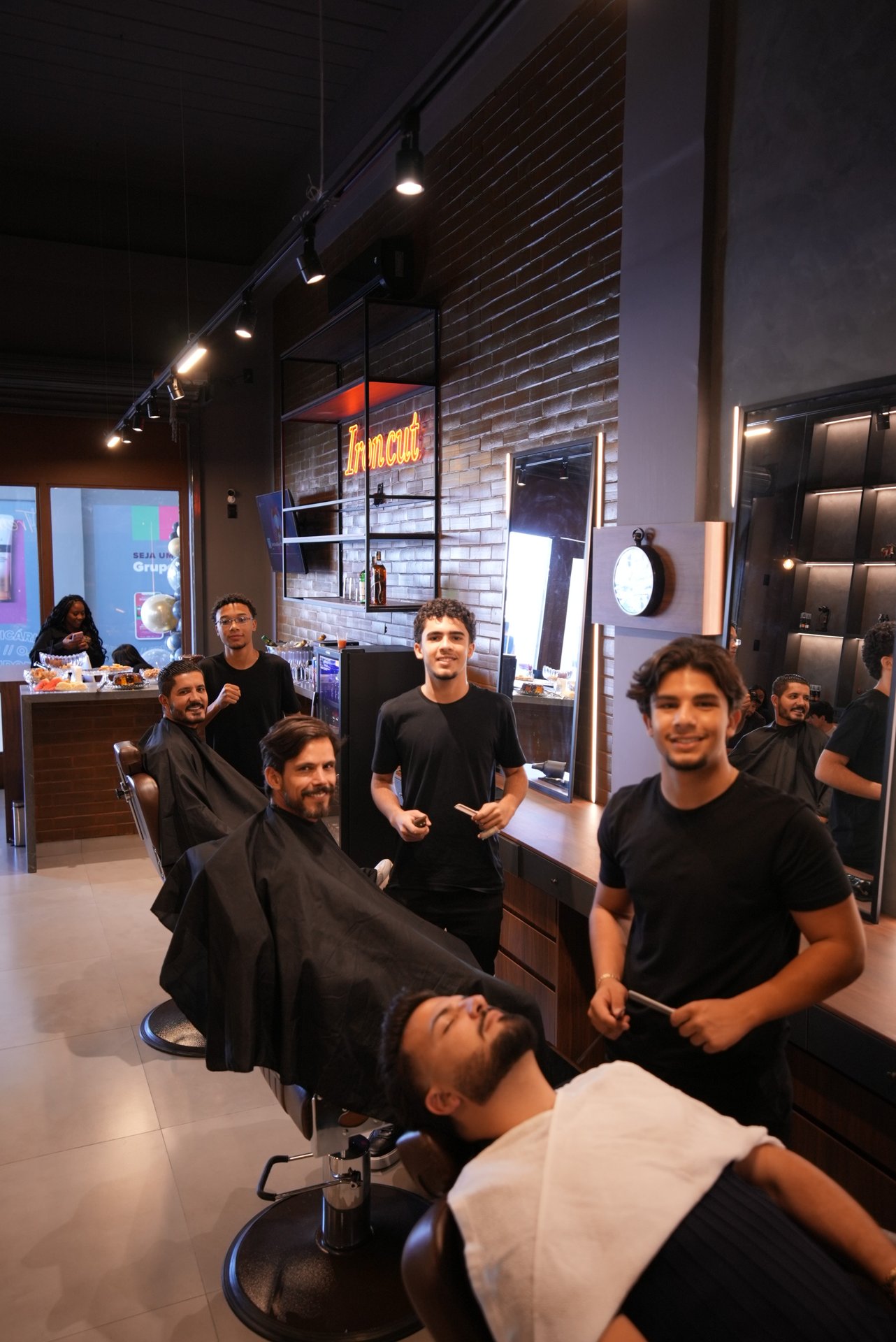 Barbeiros da Iron Cut atendendo clientes